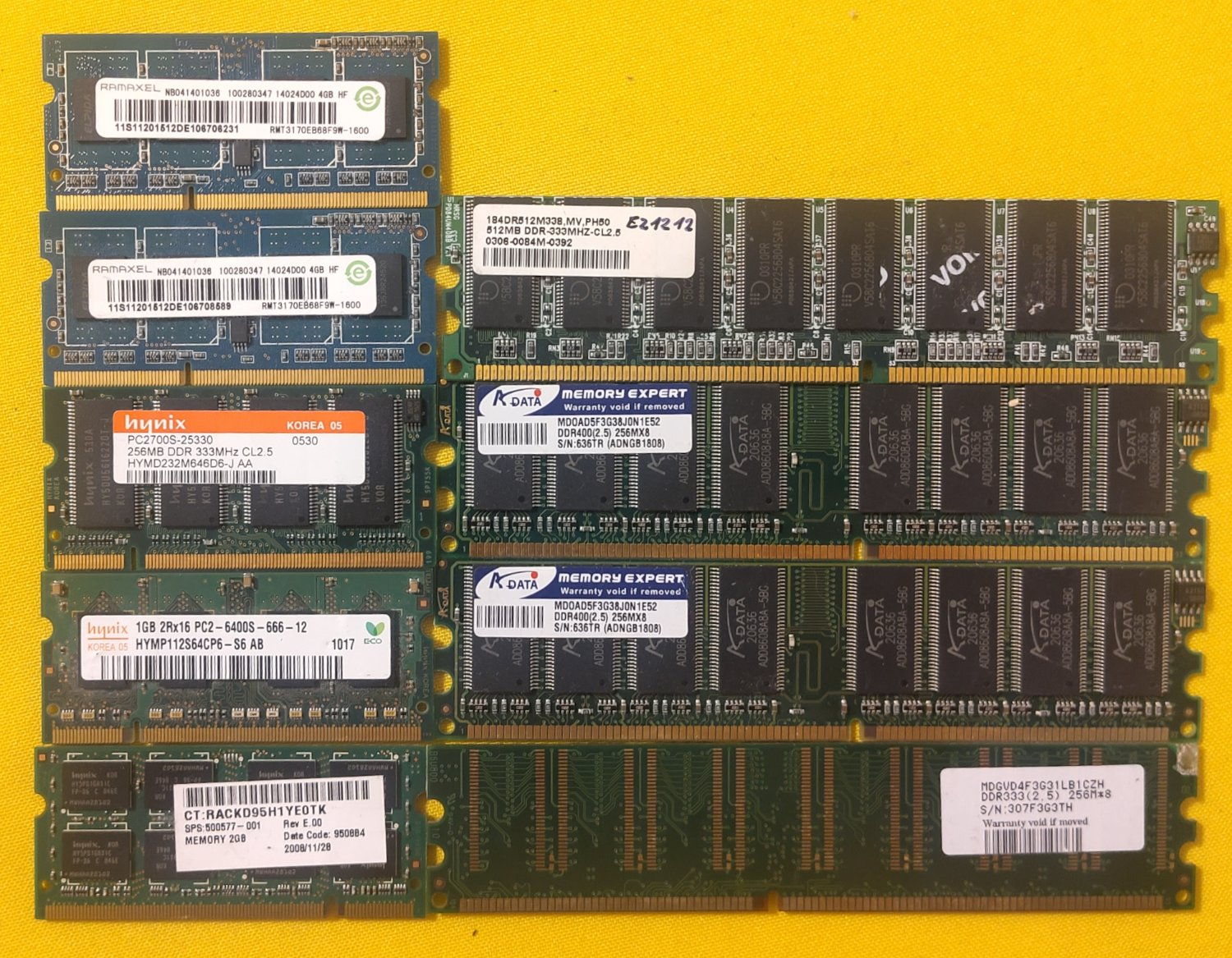 On the right - 4 DIMM RAM stics with 256MB@333MHz, 512MB@33MHz and 2x256MB@400MHz
On the left - 5 SODIMM RAM sticks with 256MB@333MHz, 1GB@666MHz, 2GB@?, 4GB@1600MHz?